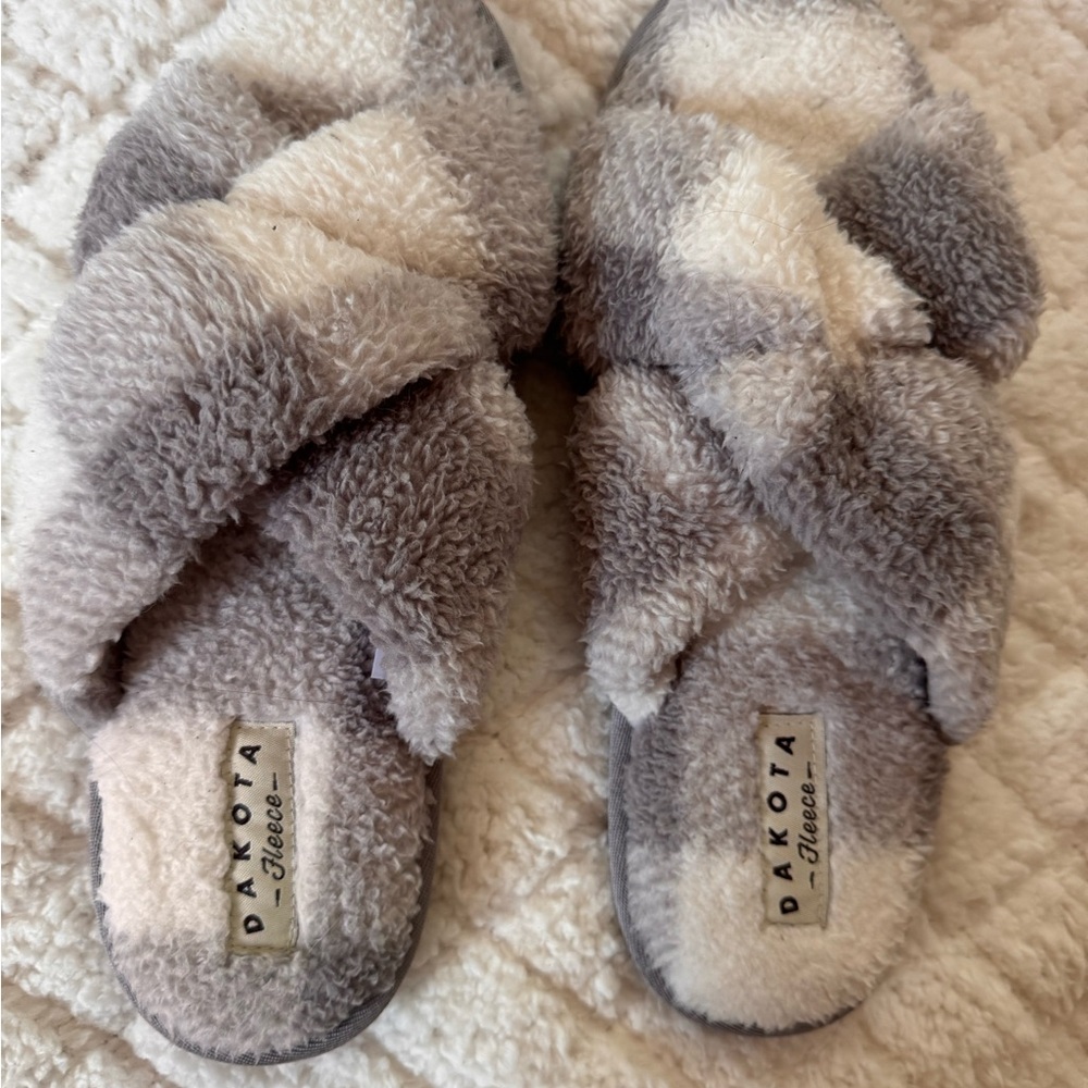 Dakota Fleece Women's Gray Slippers